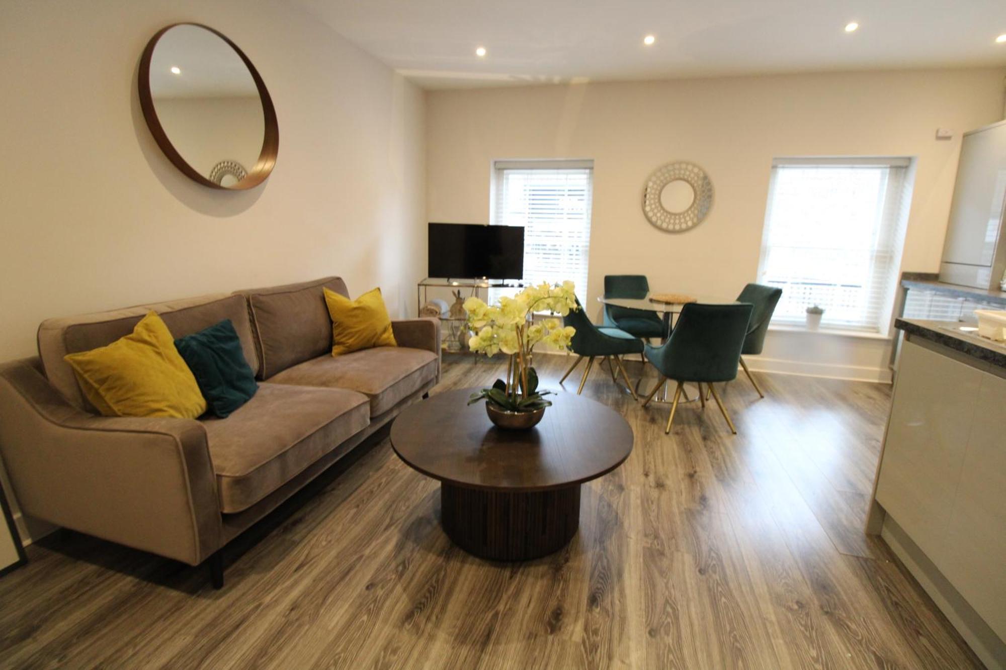 The Warren @ Short Stays Basingstoke Room photo